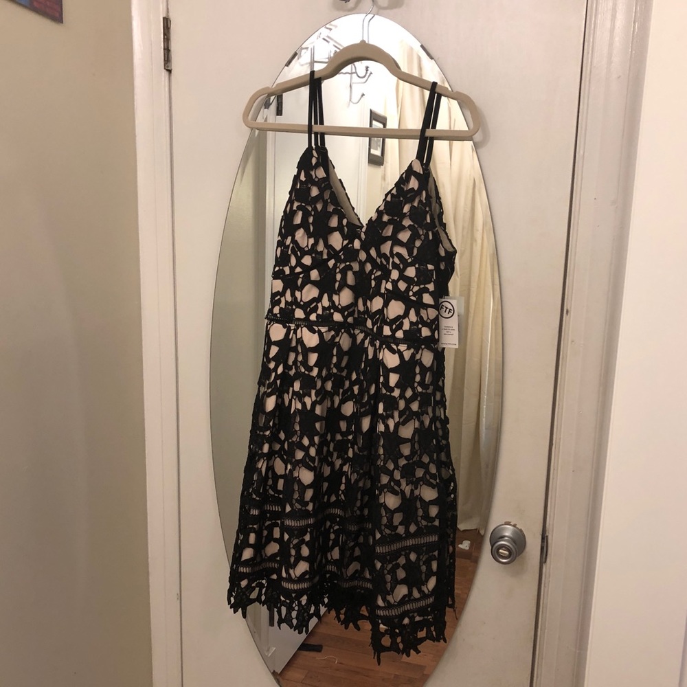 Fashion to figure fit & flare bl & nude dress sz1
